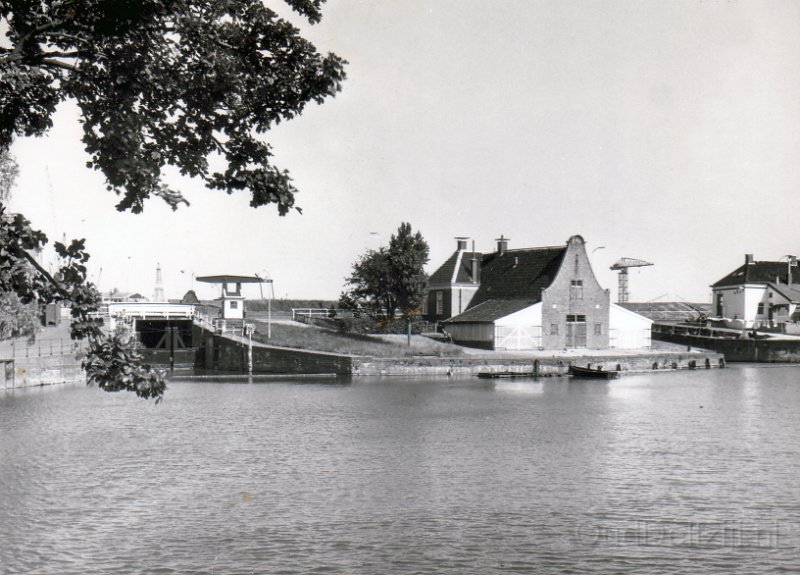 Nieuweweg van Buren sluisjes 3.jpg